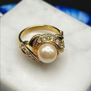 Avon Pearl Rhinestone Gold tone Ring  size 6. #K49